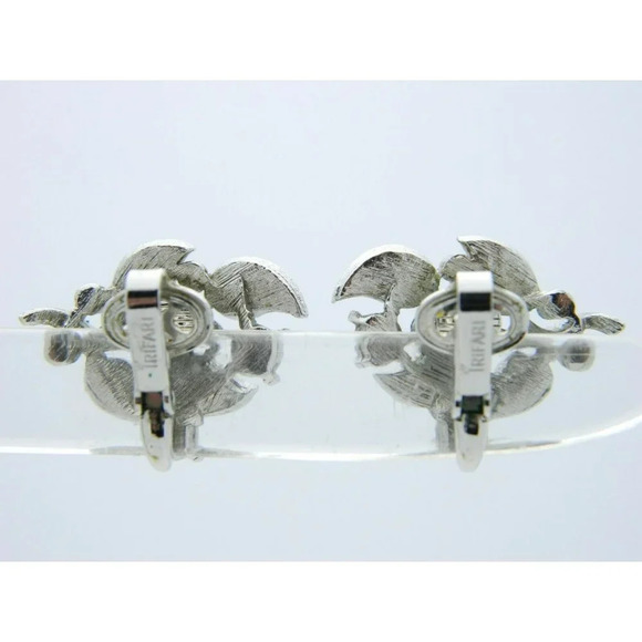 VTG CROWN TRIFARI Silver Tone Blue AB Rhinestone Flower Leaf Clip Earrings - Picture 2 of 4